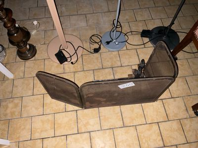 un bagage posé sur le sol
