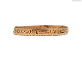 gros plan d'une bague en or sur fond blanc