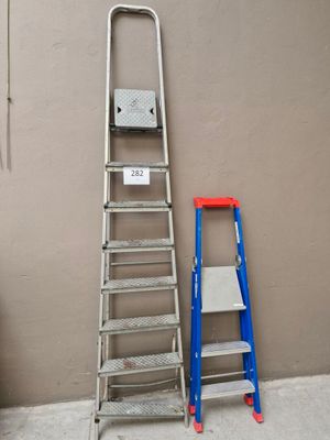 deux échelles placées l'une à côté de l'autre près d'un mur