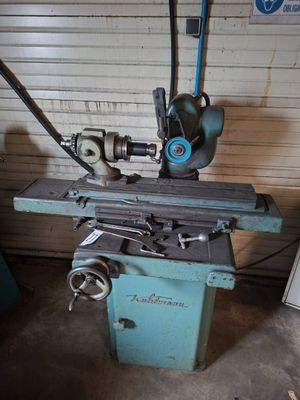 une machine qui se trouve dans un garage