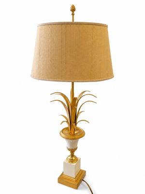 l'image d'une lampe posée sur une table