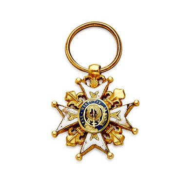 Gros plan sur une médaille d'or ornée d'une étoile