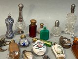 de nombreux types de bouteilles en verre sur la table