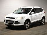 La Ford Kuga blanche est garée dans une pièce blanche