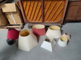 de nombreux types de lampes posés par terre à côté des cartons