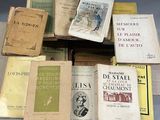 plusieurs livres sont empilés sur une table