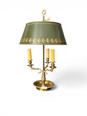 une image d'une lampe de table avec un abat-jour vert