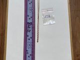 une photo d'un bracelet violet et blanc et d'un collier violet et blanc