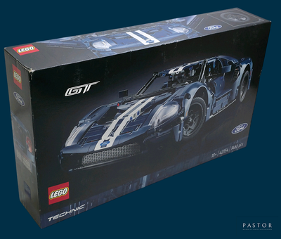 une boîte contenant une maquette Lego représentant une voiture de course