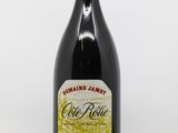 l'image d'une bouteille de vin posée sur une table