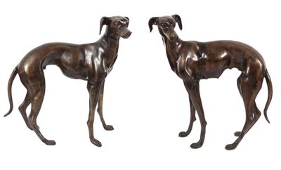 paire de statues de lévriers en bronze sur fond blanc, avec un fond blanc