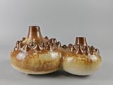une paire de vases marron et blancs posés sur une table