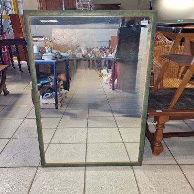 Miroir moderne avec une baguette verte et dorée.