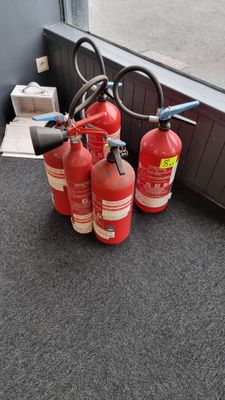 5 extincteurs dont 4 de 6 kg à eau pulvérisée et 1 de 2 kg à…
