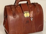 un sac en cuir marron muni d'un cadenas