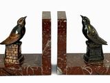 deux serre-livres surmontés d'un oiseau, sur fond blanc