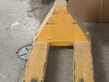 un chariot élévateur à fourche stationné dans un entrepôt