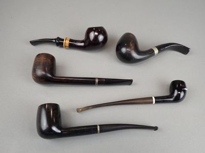 Quatre types différents de tabacs à pipe sont alignés sur une table