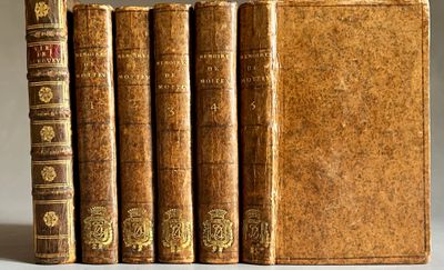 plusieurs vieux livres posés les uns sur les autres sur une table