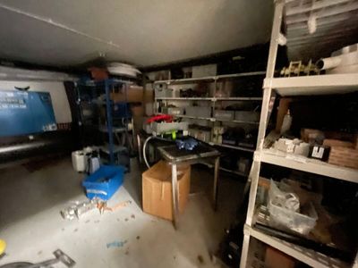 une pièce équipée d'étagères et d'une télévision