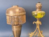 paire de lampes anciennes avec des abat-jours à franges sur fond bleu