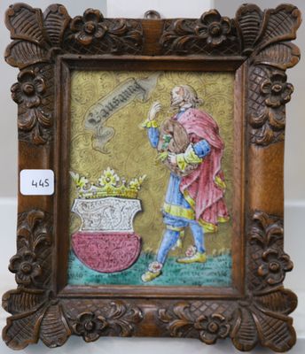 un vieux cadre contenant la photo d'un homme tenant un pot de fleurs