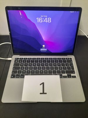 l'image d'un ordinateur portable posé sur une table en bois