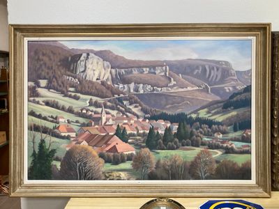 la photo d'un tableau accroché au mur à côté d'une horloge
