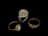 trois bagues et une bague avec une pierre au centre