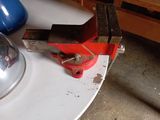 une pince posée sur une table