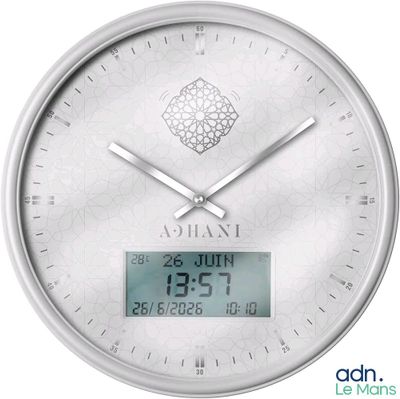 une horloge accrochée au mur qui indique l'heure
