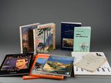 un grand nombre de livres posés sur une table