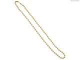 gros plan d'un collier de perles sur fond blanc