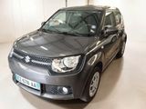 la petite voiture grise est garée dans une grande pièce