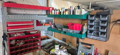 un garage rempli d'outils, avec des outils rangés sur les étagères