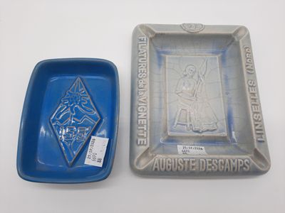 un plateau bleu sur lequel est représentée une femme et un plateau bleu sur lequel est représentée une femme