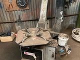 une machine qui se trouve dans un garage avec des outils
