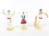 trois figurines représentant un homme et une femme en costume traditionnel
