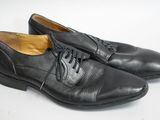 chaussures en cuir noires à lacets pour homme, sur fond blanc