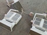 deux appareils électroménagers blancs posés au sol, l'un à côté de l'autre
