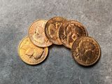 quelques pièces d'or empilées les unes sur les autres sur une table