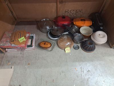 de nombreuses casseroles et poêles qui traînent par terre