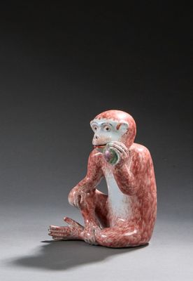 une petite figurine représentant un singe assis par terre