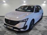 la voiture blanche est garée sur un sol en damier dans le garage