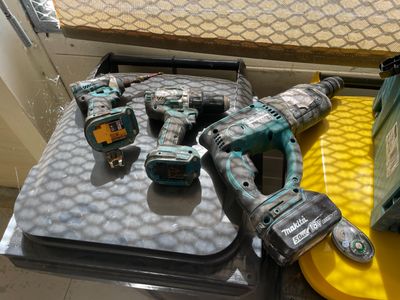 de nombreux outils posés sur une table