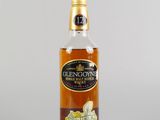 gros plan d'une bouteille de whisky sur une surface blanche