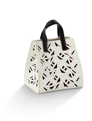 un sac à main blanc et noir orné d'un motif géométrique