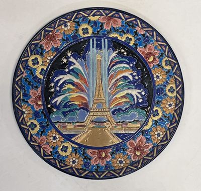 une assiette sur laquelle est représentée la Tour Eiffel