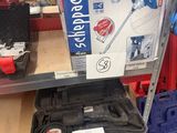 de nombreux outils sur les rayons du magasin