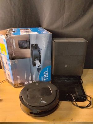 une boîte contenant du matériel électronique posée sur une table à côté d'un ordinateur portable